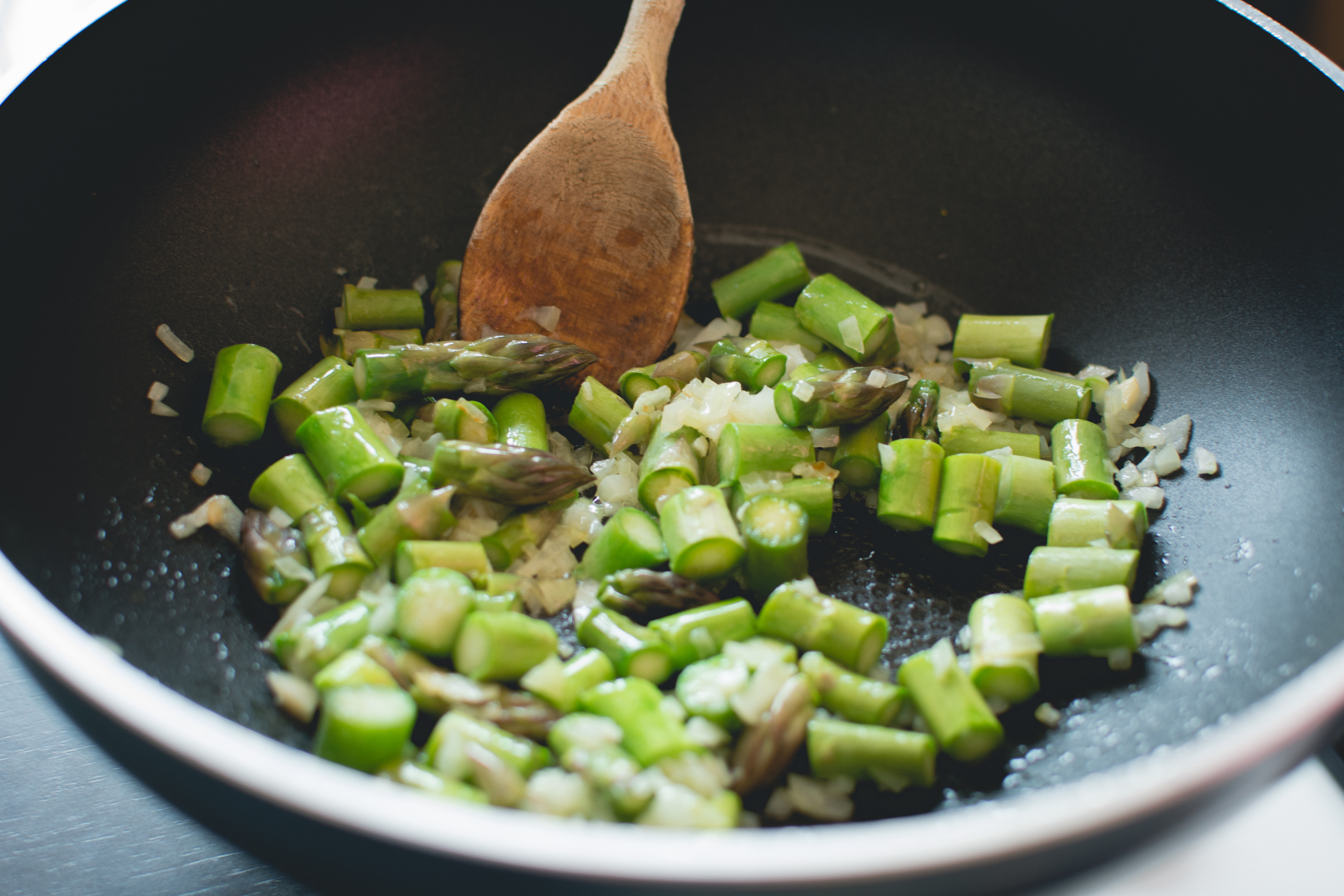 foodiesfeed.com_asparagus-onion-pan